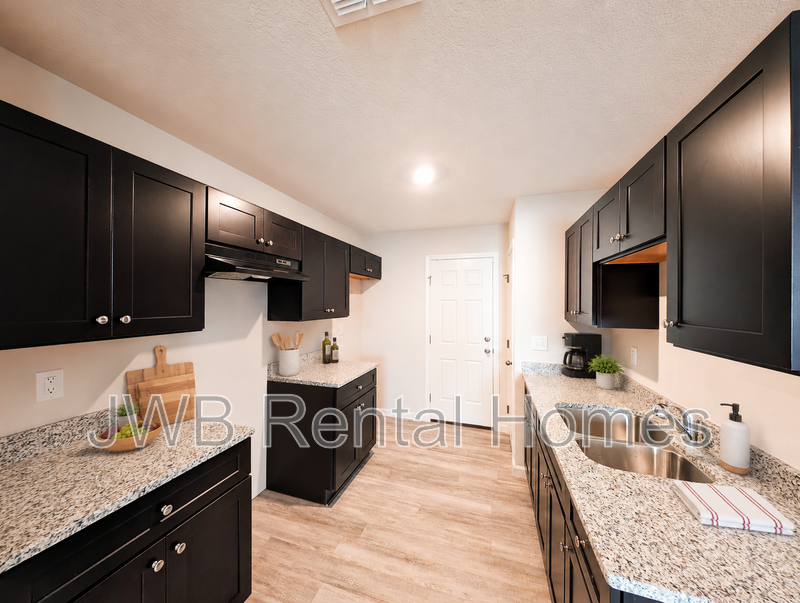 1923 Broadway Ave - Photo 3 of 14