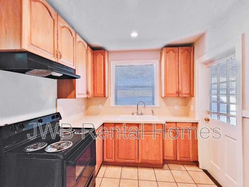 425 W 47th St - Photo 2 of 13