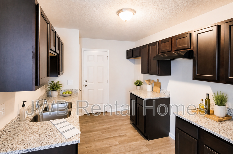 2185 Kingston St - Photo 3 of 13