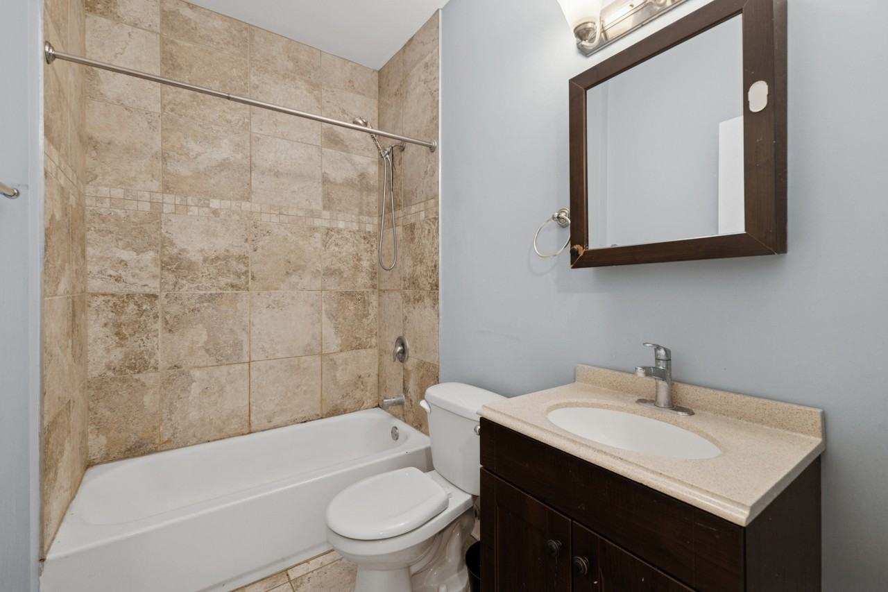 9222 S Laflin St - Photo 4 of 7
