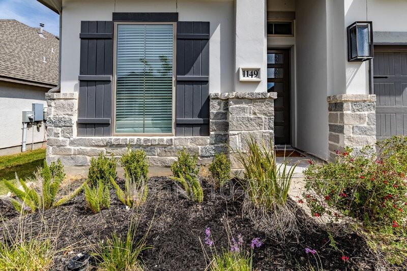 1149 Cadogan Squire - Photo 4 of 41