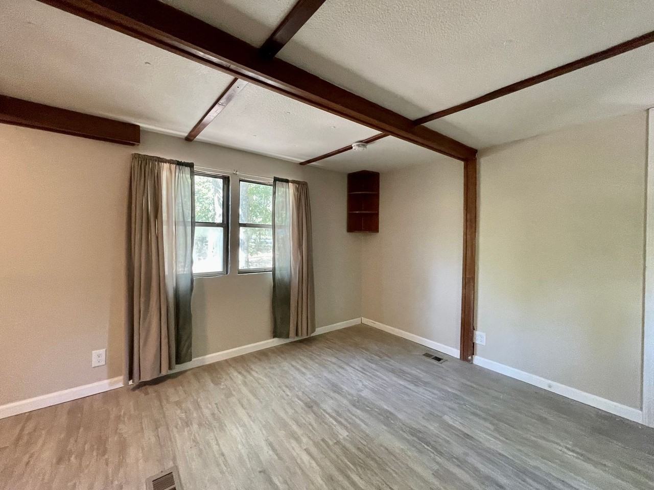 7625 Joseph St - Photo 4 of 14