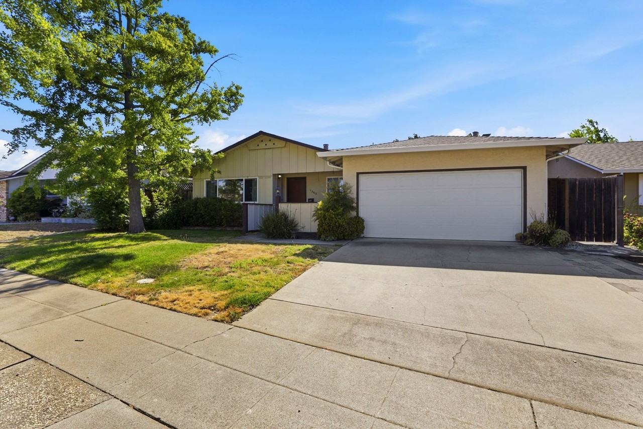 1563 Murre Ln - Photo 3 of 39