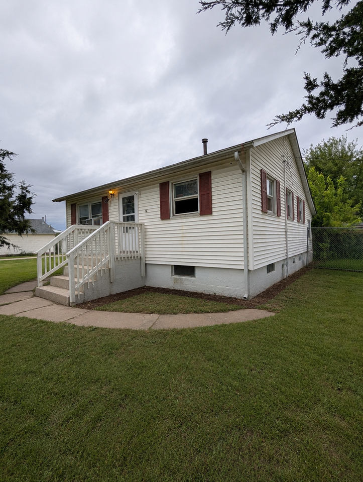 17368 214th St - Photo 2 of 8