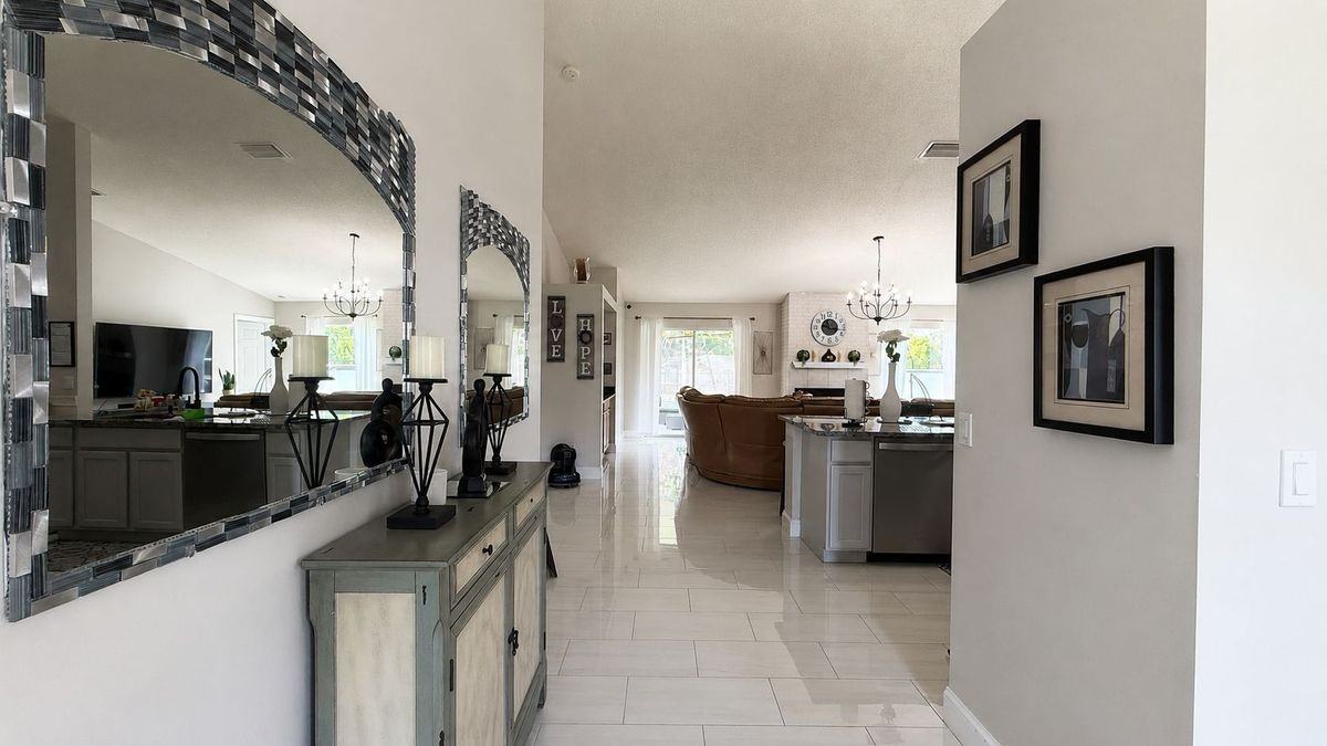 1002 Sw Longfellow Rd - Photo 5 of 30