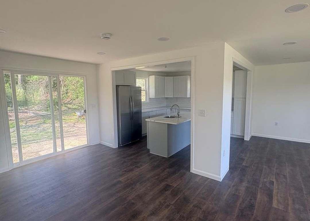 633 Coates St - Photo 3 of 7