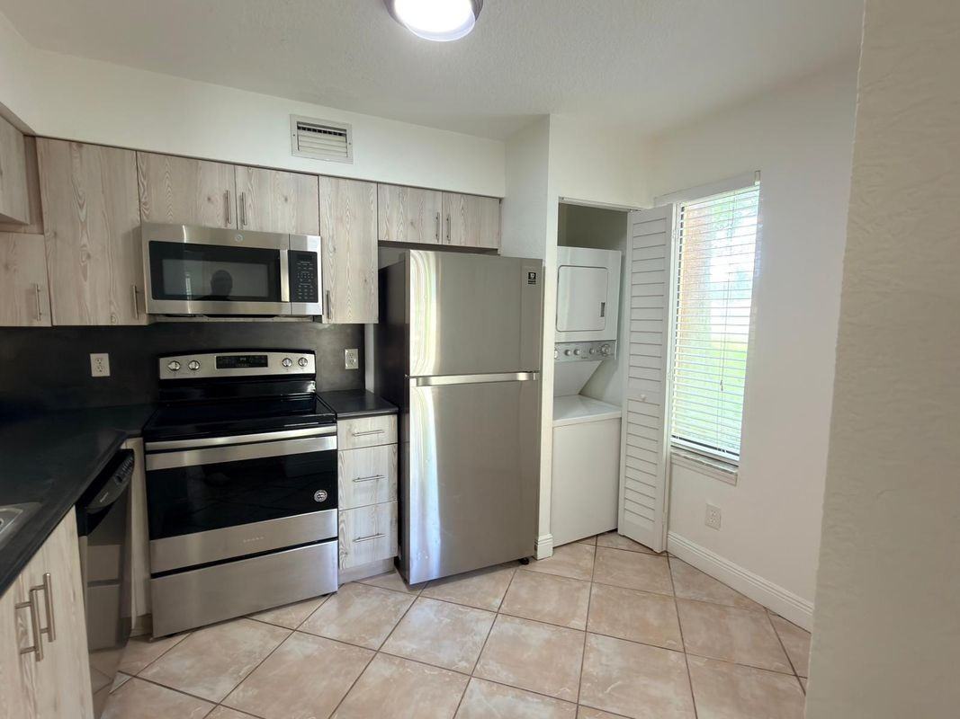 1025 Coral Club Dr - Photo 2 of 4