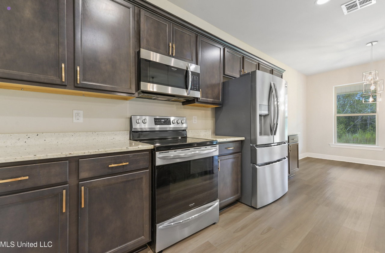 3766 Hamilton Dr #NA - Photo 6 of 29
