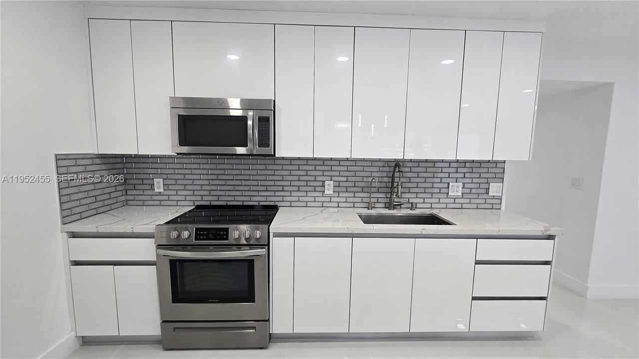 1300 North 64th Avenue - Photo 4 of 24