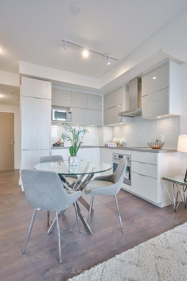 York Condos - Photo 7 of 27