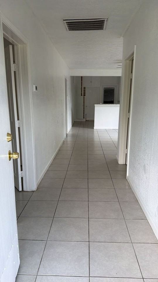 102 N Avenue C - Photo 2 of 12