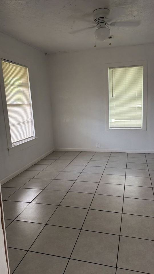 102 N Avenue C - Photo 3 of 12
