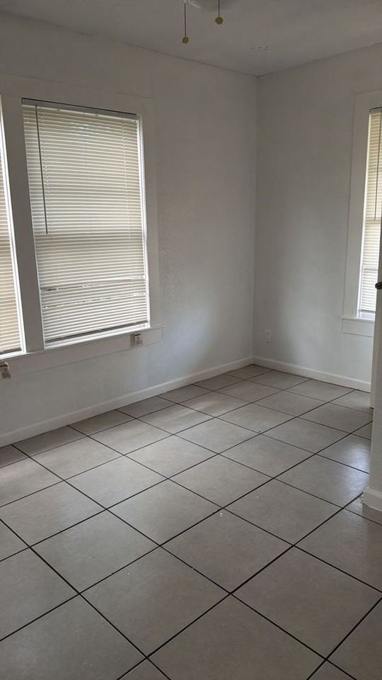 102 N Avenue C - Photo 5 of 12