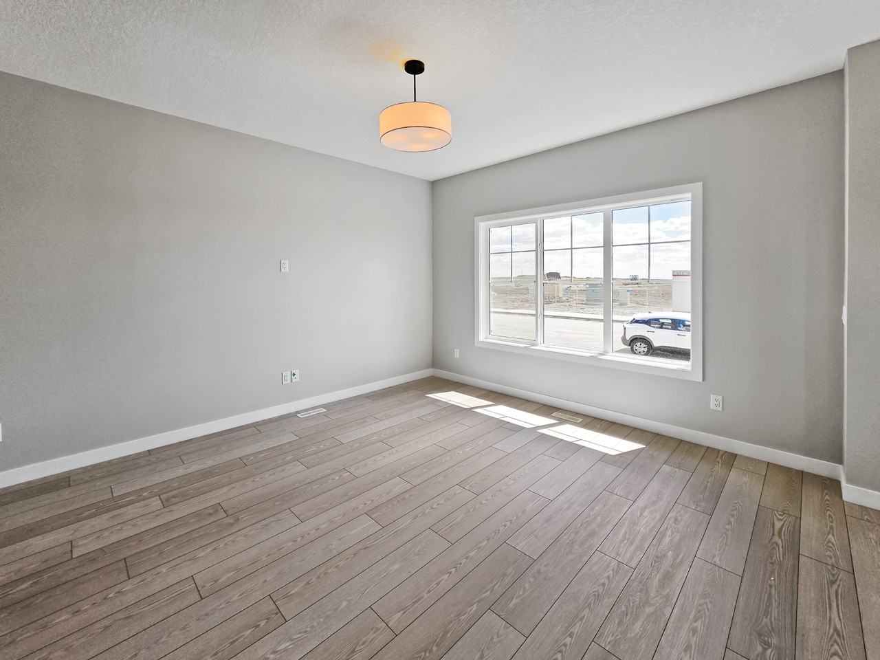 8510 Huxbury Dr Ne - Photo 3 of 31