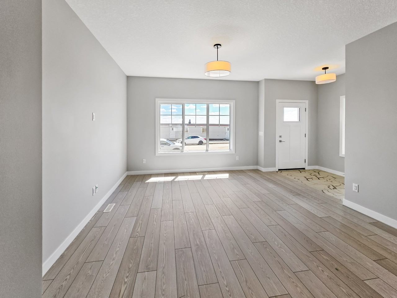 8510 Huxbury Dr Ne - Photo 4 of 31