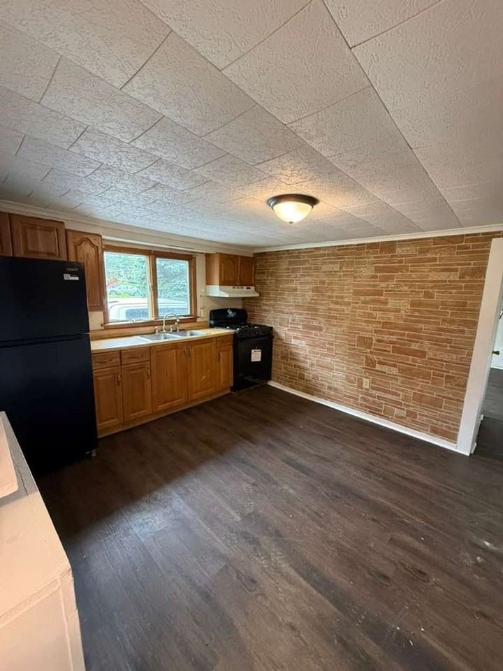 383 Carver St - Photo 5 of 16