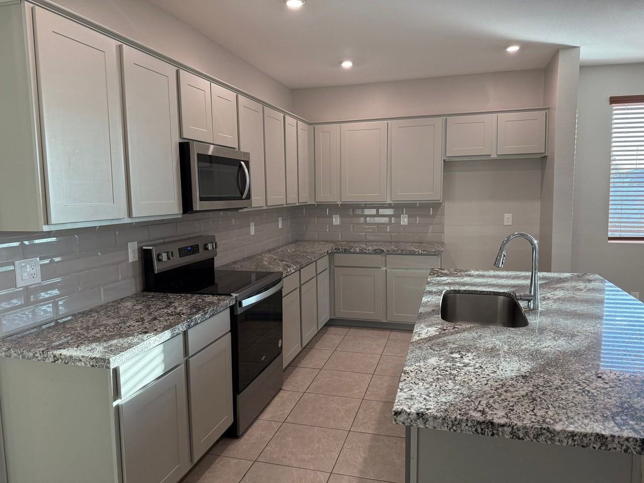 2020 E Kansas Dr - Photo 3 of 39
