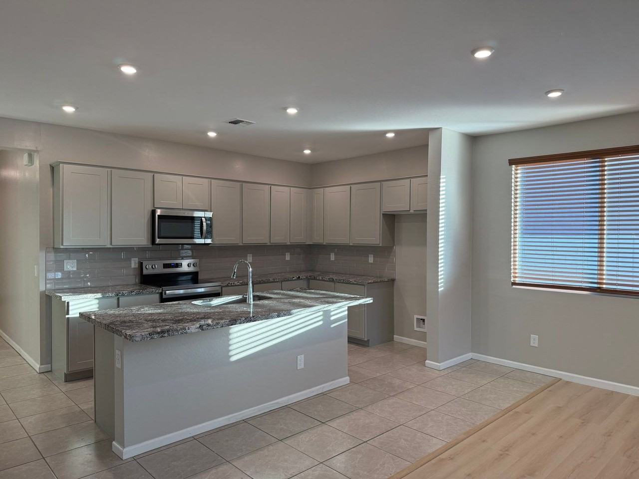 2020 E Kansas Dr - Photo 5 of 39