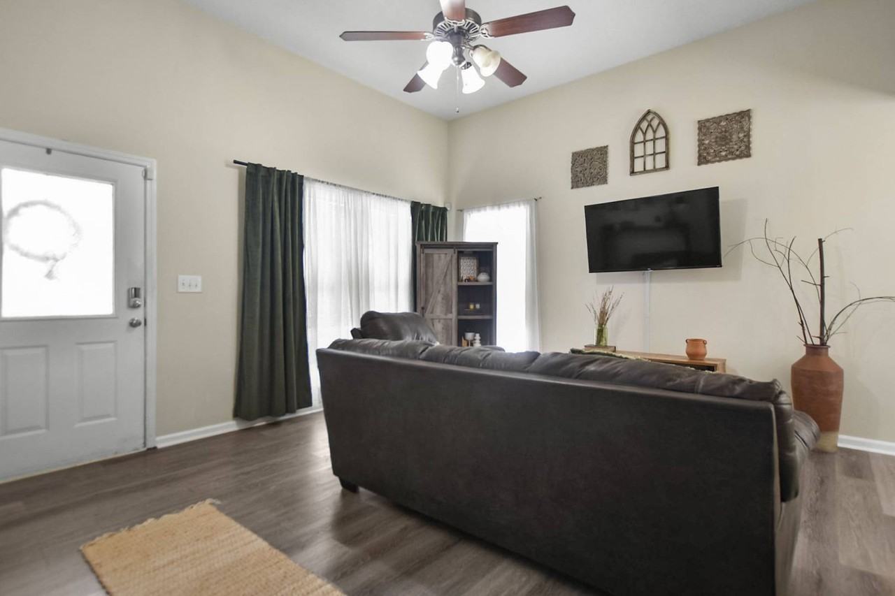 529 Oakmont Dr - Photo 3 of 16