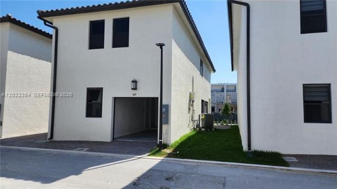 8119 Nw 42nd St - Photo 3 of 50