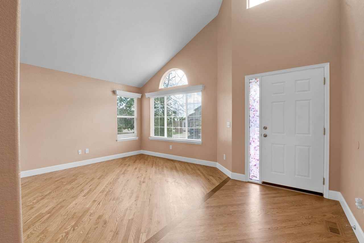 656 Shrubland Dr - Photo 5 of 50