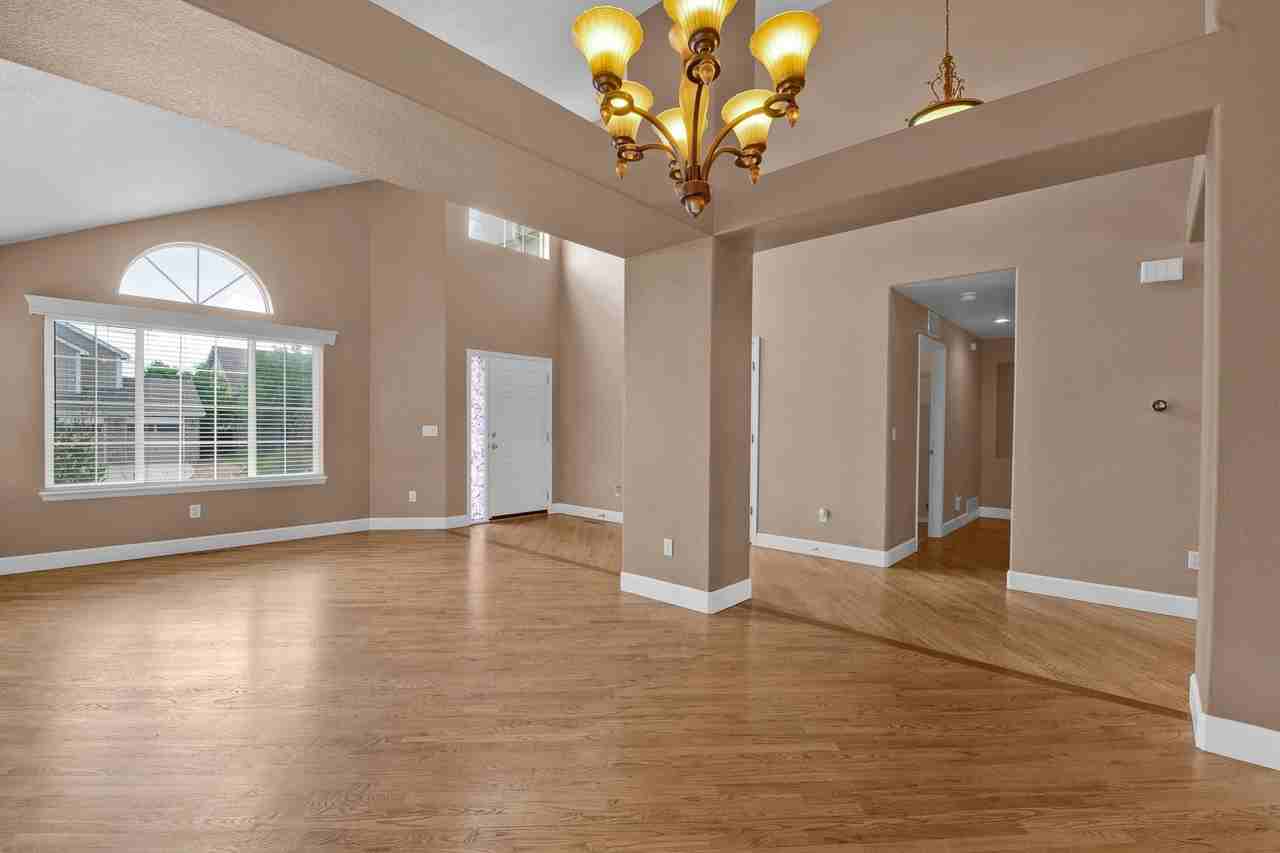 656 Shrubland Dr - Photo 7 of 50