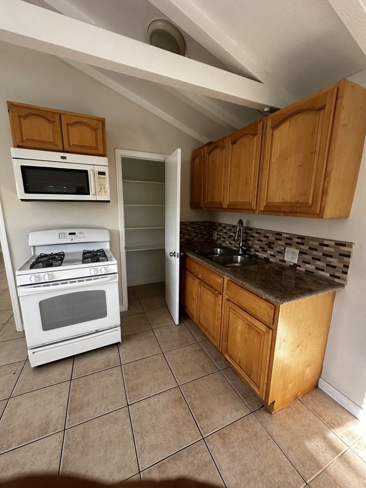 4333 1/2 W 156th St - Photo 4 of 8