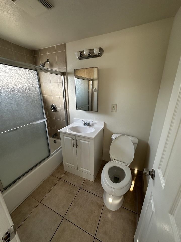 4333 1/2 W 156th St - Photo 5 of 8