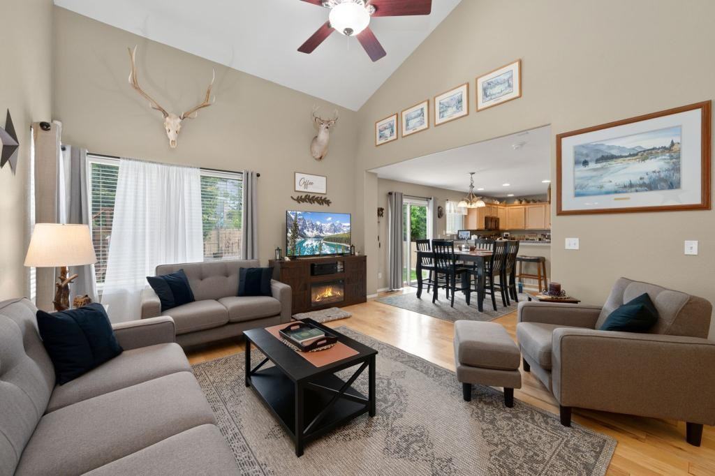 2109 Blue Wing Dr - Photo 4 of 10