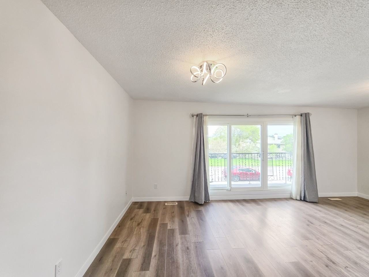 1313 25 Street SE, Calgary, AB - Photo 3 of 27