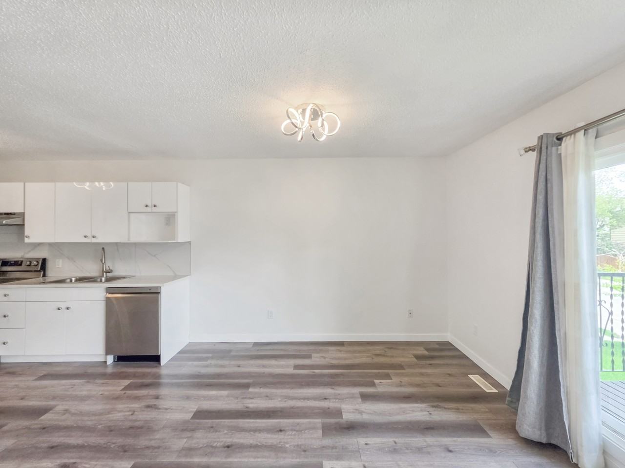 1313 25 Street SE, Calgary, AB - Photo 6 of 27