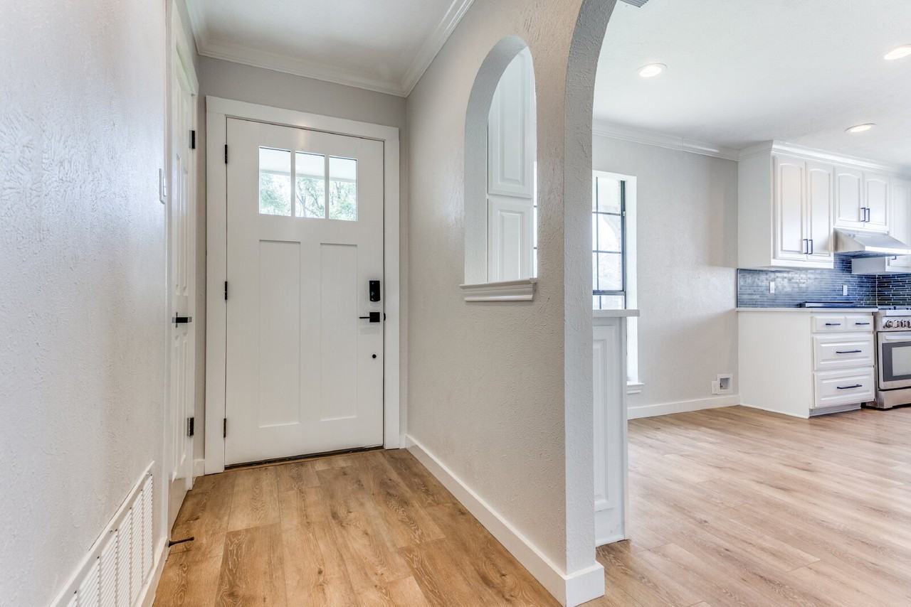 1821 Travis St - Photo 3 of 25
