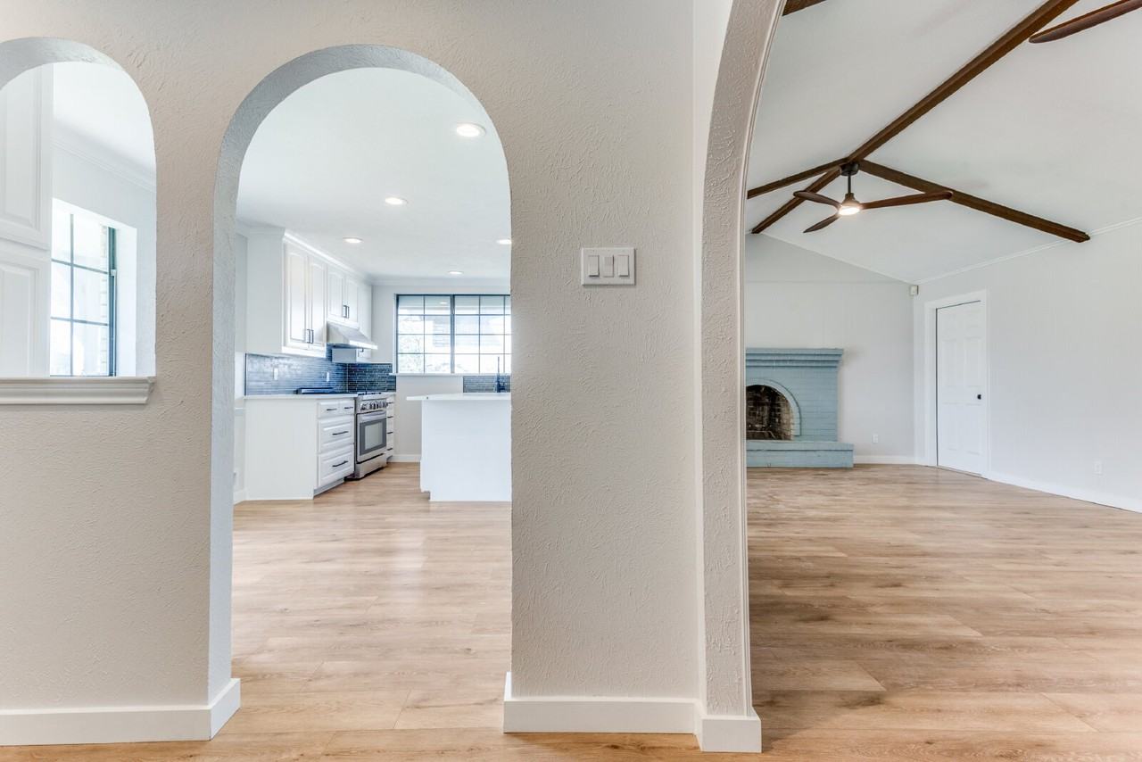 1821 Travis St - Photo 4 of 25