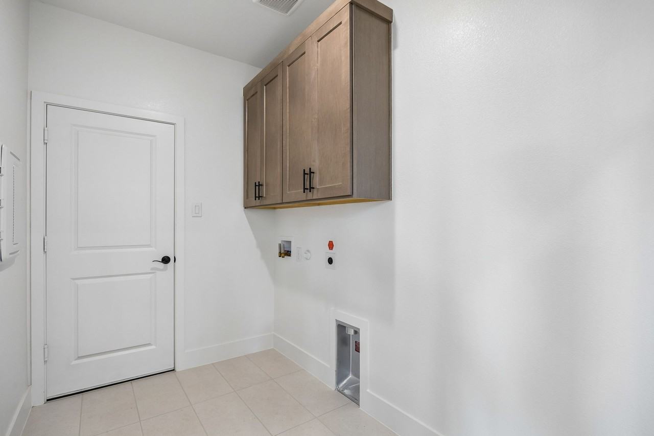 7098 Lathrop Ln - Photo 3 of 28