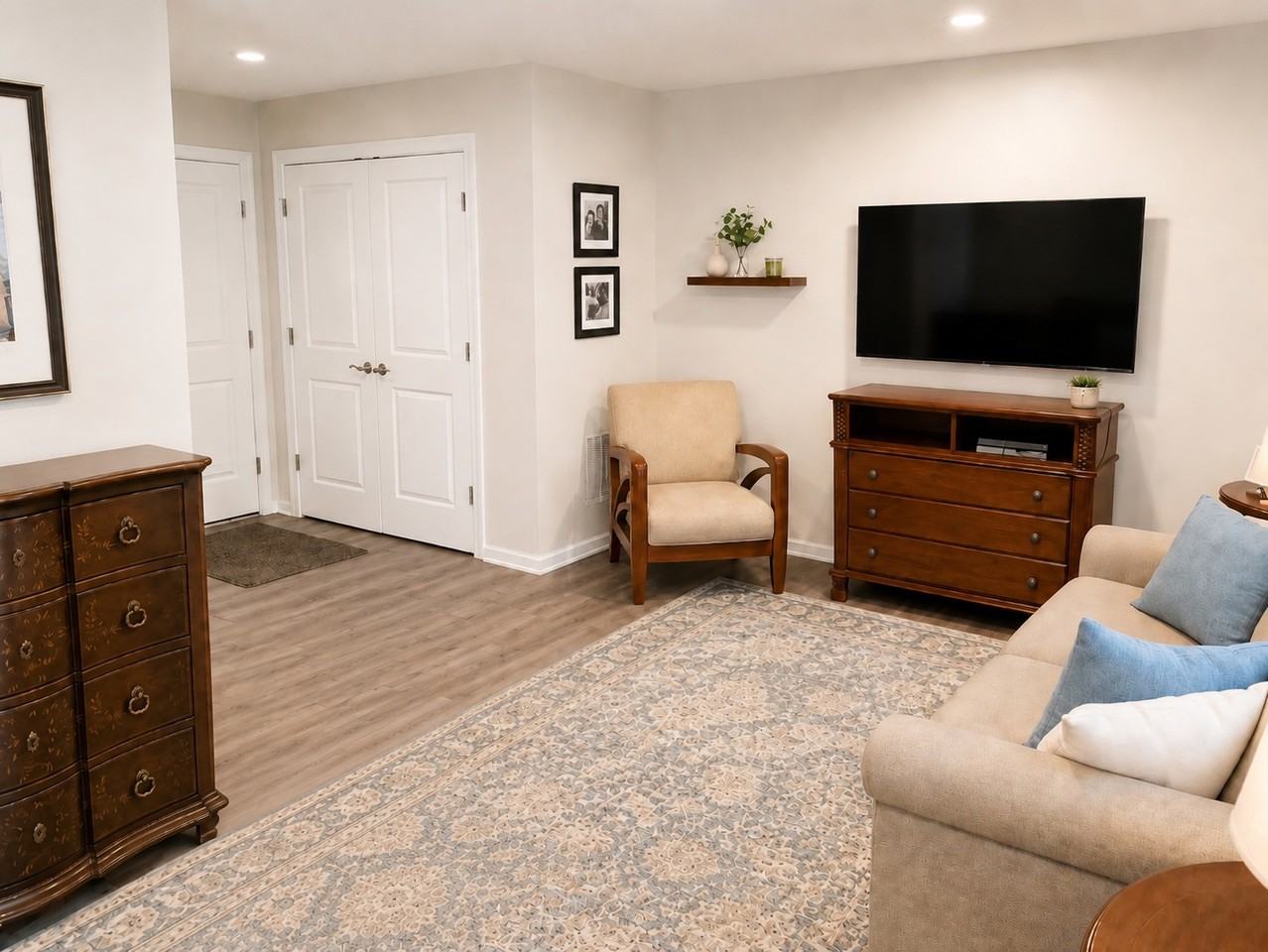 1803 Sag Harbor Ln - Photo 4 of 17