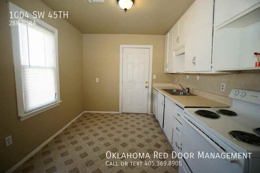 1004 Sw 45th St - Photo 3 of 23