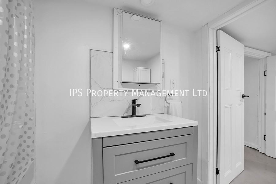 206 Station St #2 - Photo 6 of 13