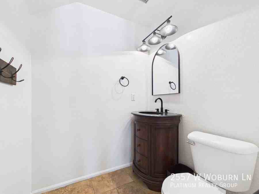 2557 W Woburn Ln - Photo 3 of 40