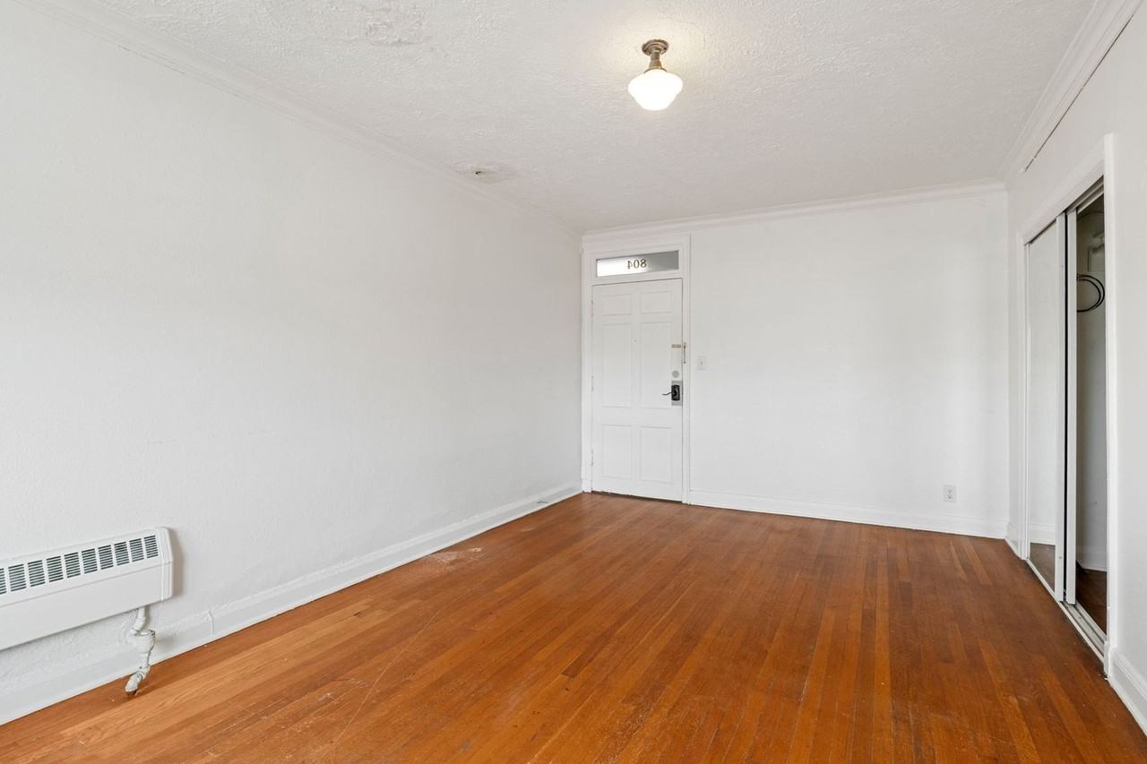 Piccadilly Apartments - Photo 6 of 33