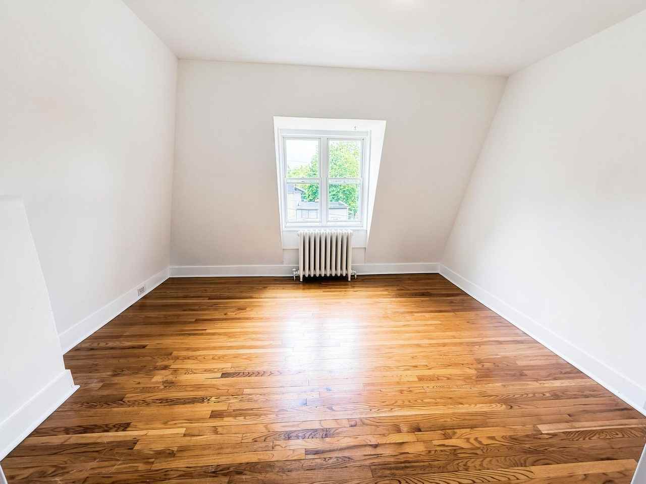 834 Warren St #6 - Photo 3 of 6