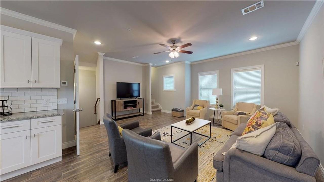 604 Clay St - Photo 3 of 7