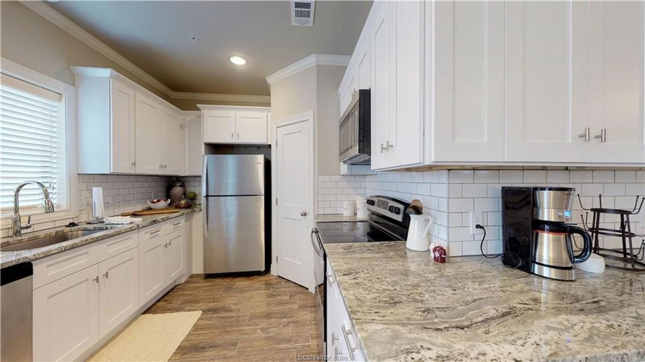 604 Clay St - Photo 5 of 7