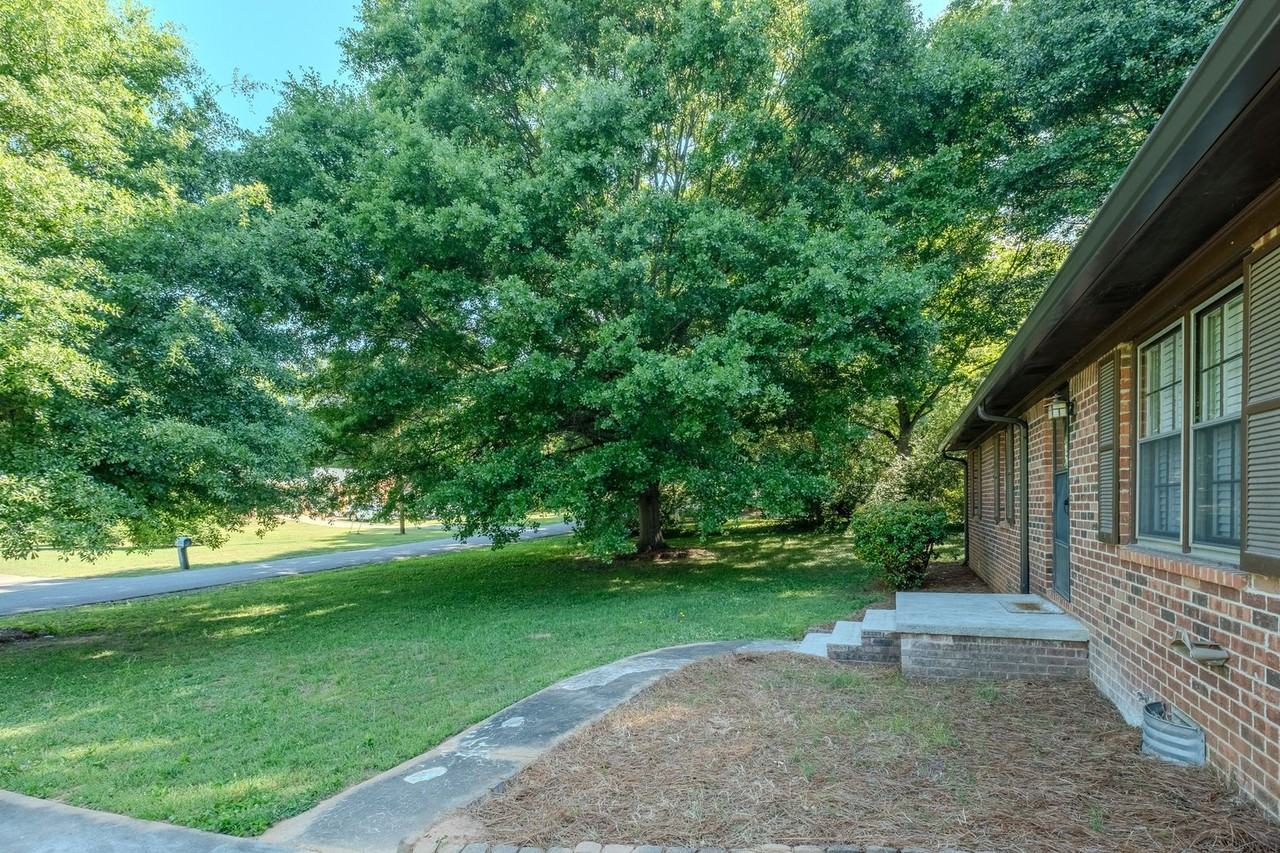 329 Gordon Cir - Photo 3 of 21