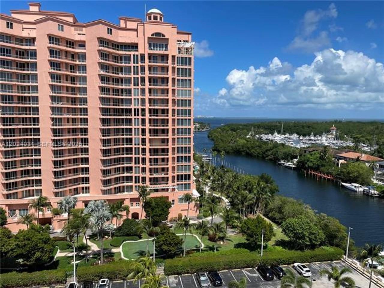 90 Edgewater Dr #1222