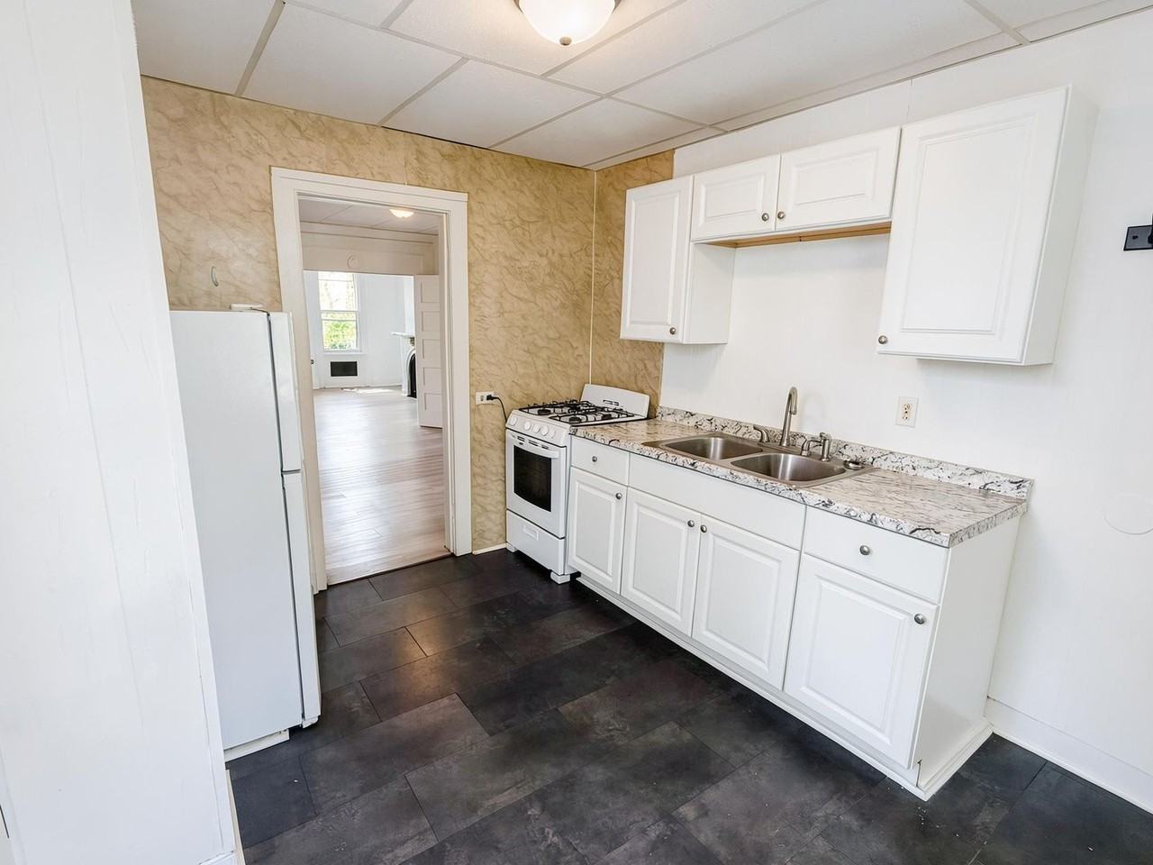 220 Wall St - Photo 4 of 7