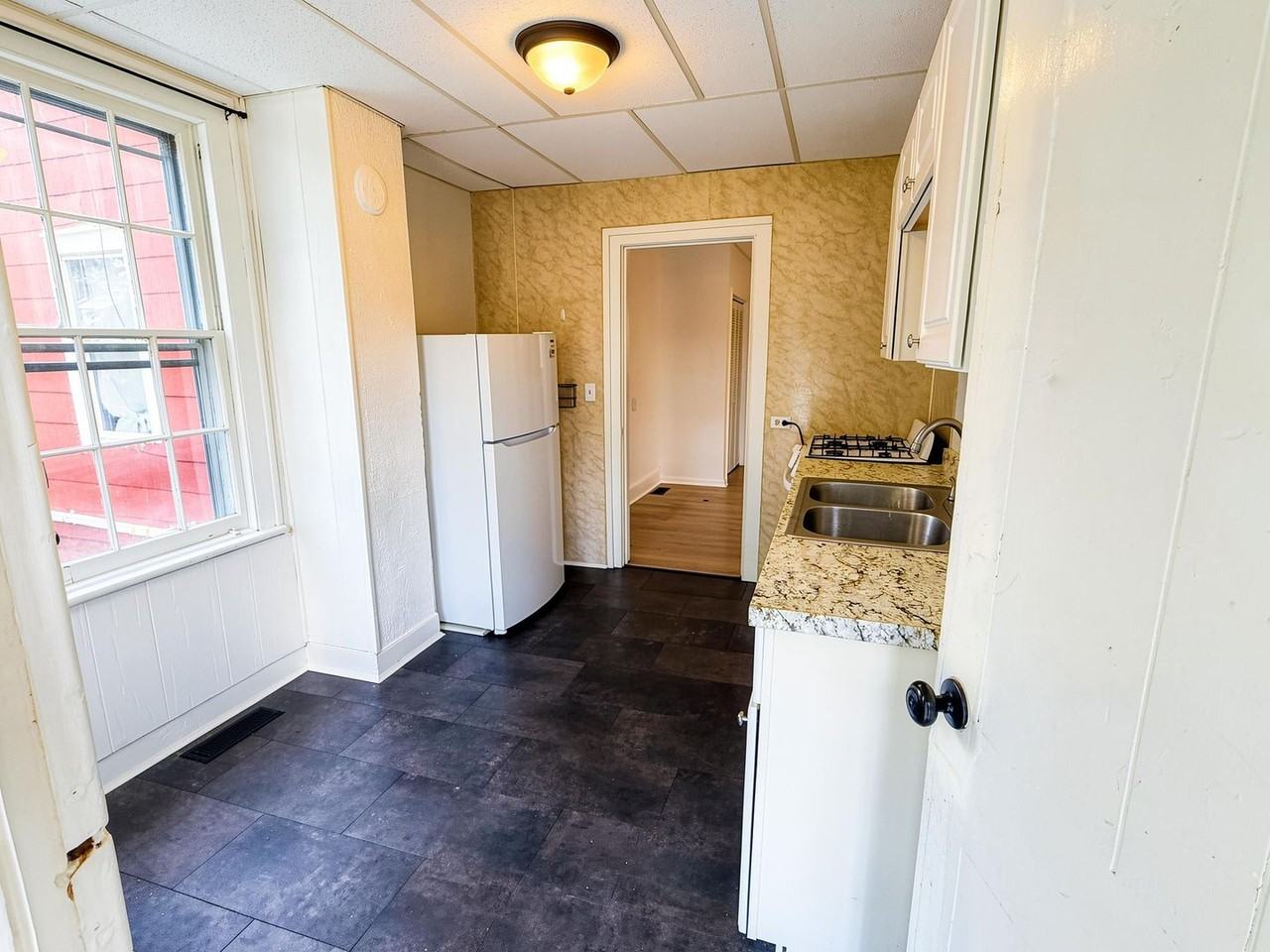 220 Wall St - Photo 5 of 7