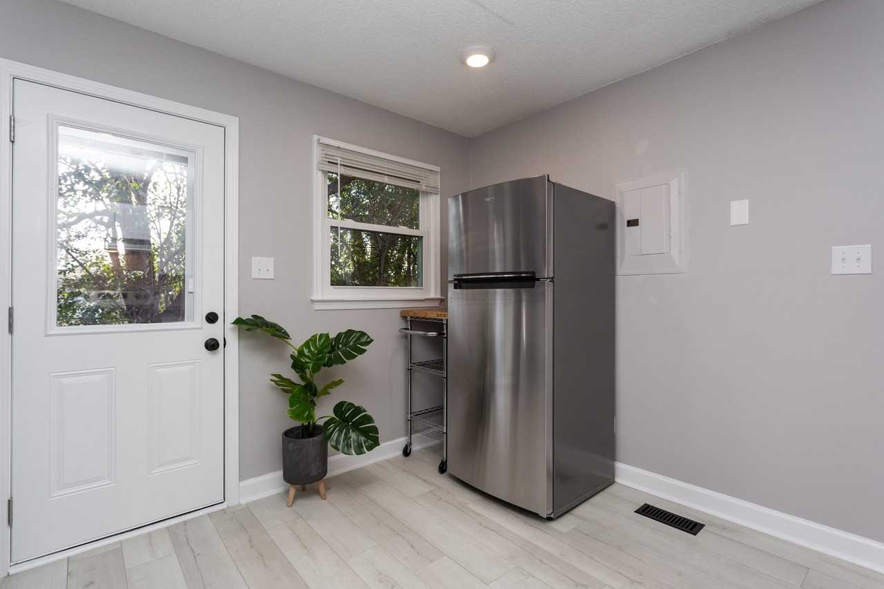718 Holloway St #B - Photo 4 of 17