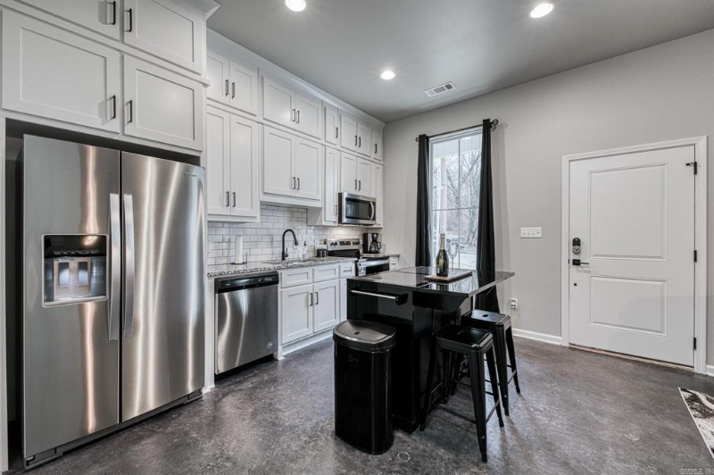 907 S Park St - Photo 3 of 18