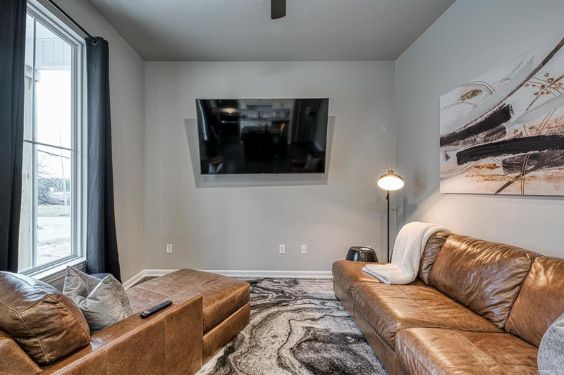 907 S Park St - Photo 5 of 18