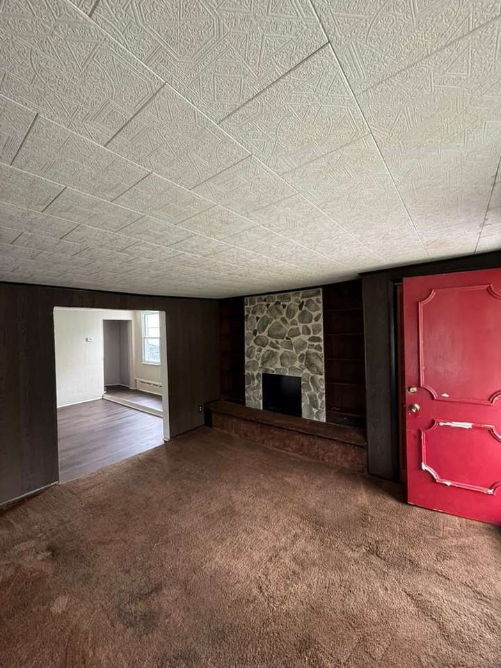 385 Carver St - Photo 3 of 16